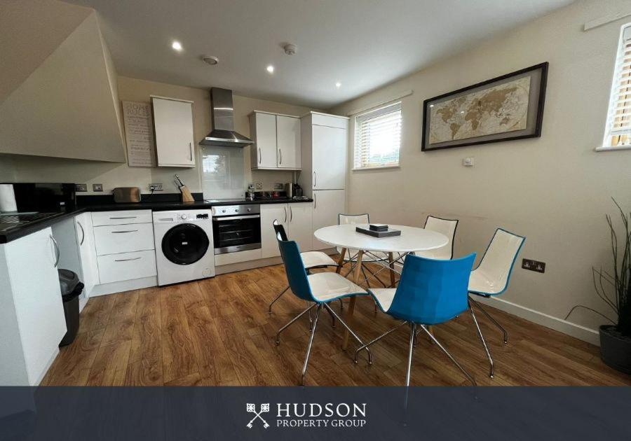 Three Bedroom Townhouse With Parking Telford Exteriér fotografie