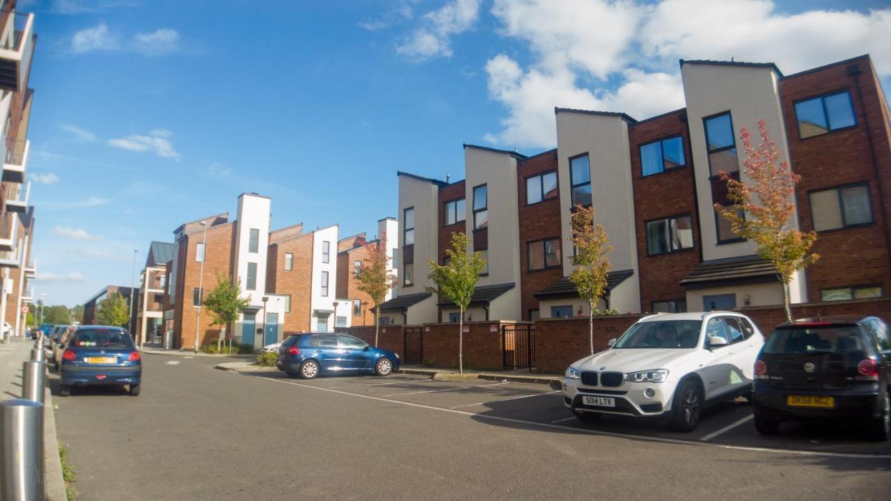 Three Bedroom Townhouse With Parking Telford Exteriér fotografie